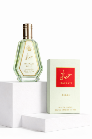 Perfume Hayaati Belle 50 ml Eau de Parfum con frasco y caja original, presentación premium sobre escalones blancos y fondo blanco sólido, ideal para tienda online.